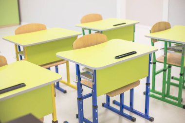 Ukrayna 'da okul sıraları ve tahtaları olan okul sınıfı.
