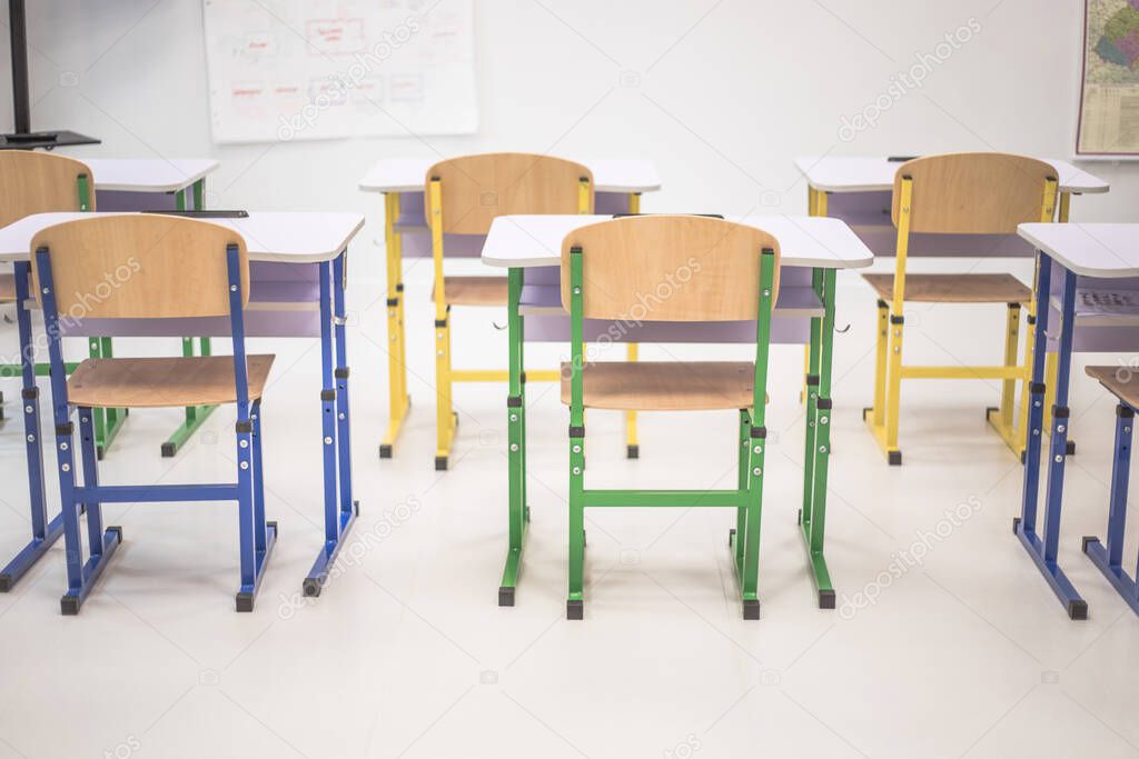 Clase escolar con escritorios escolares y pizarras en la escuela