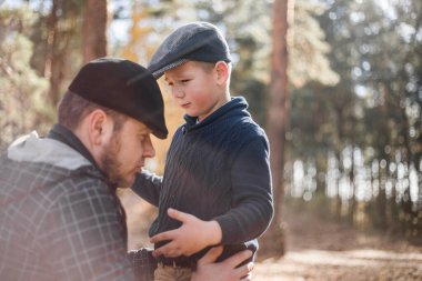Babalar Günü. Üzgün evlat ormanda babasına fotokopi çekerek sarılıyor. Baba-oğul ilişkisi kavramı