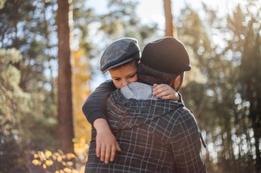 Babalar Günü. Üzgün evlat ormanda babasına fotokopi çekerek sarılıyor. Baba-oğul ilişkisi kavramı