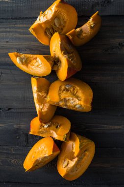 Yeşil arka planda balkabağı dilimi, yakın plan. Organik tarım ürünü, yemek malzemeleri, sağlıklı gıda vejetaryeni.