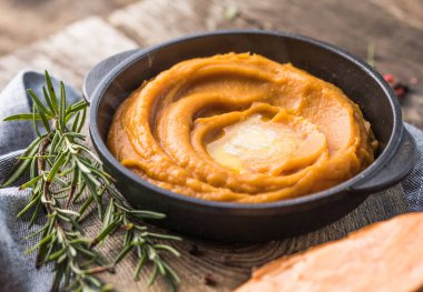 Baharatlı patates püresi ya da masada biberiyeli tatlı patates püresi. üstten görünüm