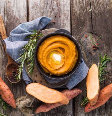 Baharatlı patates püresi ya da masada biberiyeli tatlı patates püresi. üstten görünüm