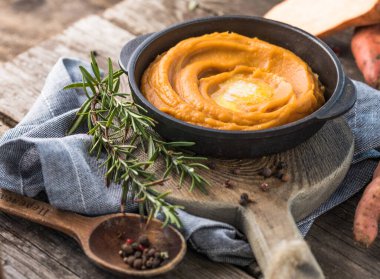 Baharatlı patates püresi ya da masada biberiyeli tatlı patates püresi. üstten görünüm