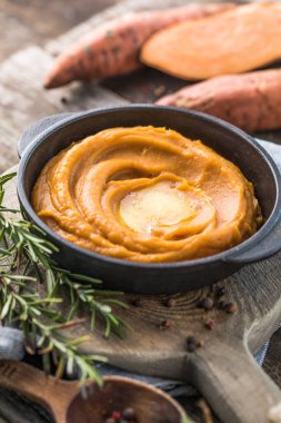 Baharatlı patates püresi ya da masada biberiyeli tatlı patates püresi. üstten görünüm