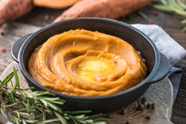 Baharatlı patates püresi ya da masada biberiyeli tatlı patates püresi. üstten görünüm