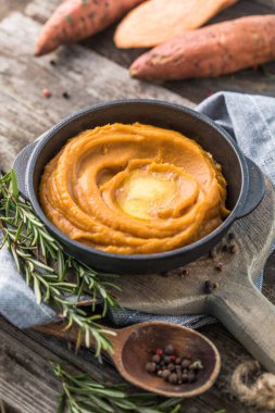 Baharatlı patates püresi ya da masada biberiyeli tatlı patates püresi. üstten görünüm
