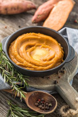 Baharatlı patates püresi ya da masada biberiyeli tatlı patates püresi. üstten görünüm