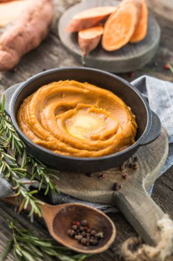 Baharatlı patates püresi ya da masada biberiyeli tatlı patates püresi. üstten görünüm
