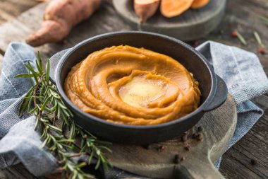 Baharatlı patates püresi ya da masada biberiyeli tatlı patates püresi. üstten görünüm