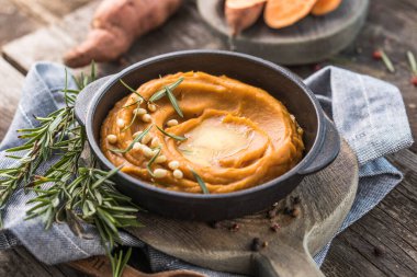 Baharatlı patates püresi ya da masada biberiyeli tatlı patates püresi. üstten görünüm