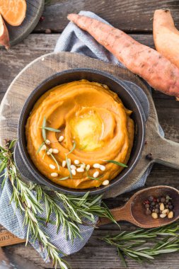 Baharatlı patates püresi ya da masada biberiyeli tatlı patates püresi. üstten görünüm