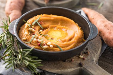 Baharatlı patates püresi ya da masada biberiyeli tatlı patates püresi. üstten görünüm