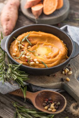 Baharatlı patates püresi ya da masada biberiyeli tatlı patates püresi. üstten görünüm