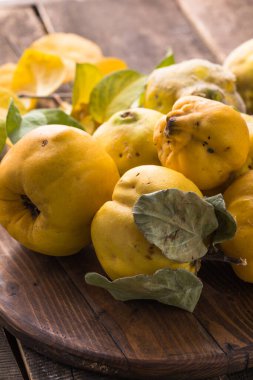 Ahşap bir arka planda ayva meyvesi. Sonbahar meyvelerini hasat et.