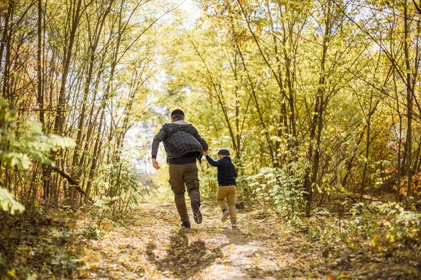 Far Och Son Tillbringar Tid Skogen Glad Pappa Och Barn — Stockfoto