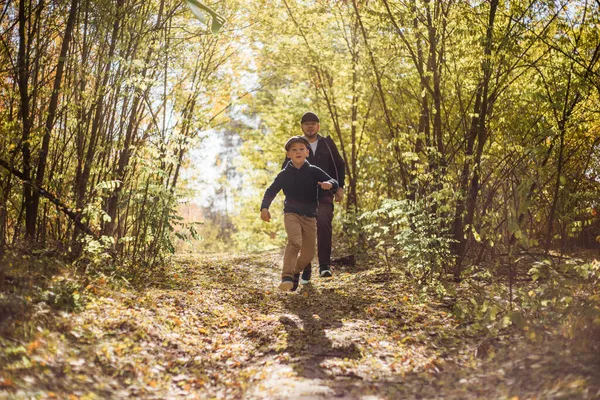 Pai Filho Passam Tempo Floresta Pai Feliz Menino Desfrutando Outono — Fotografia de Stock