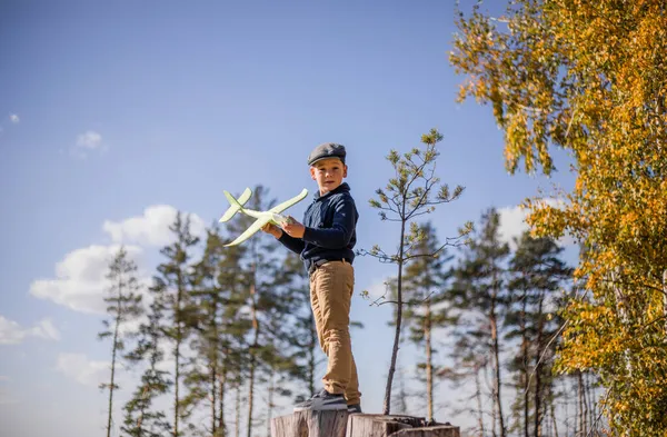 Jovem Brincar Com Airplaine Brinquedo Nas Mãos Happy Kid Está — Fotografia de Stock