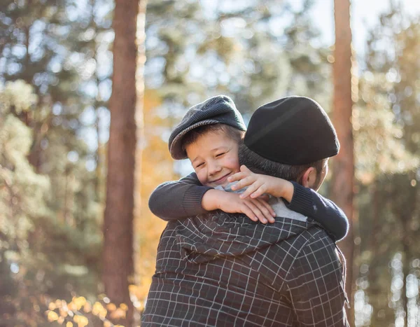 Padre Figlio Abbracciano Abbracciano Nella Foresta Buon Papà Bambino Ragazzo — Foto Stock