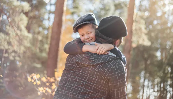 Padre Hijo Abrazándose Abrazándose Bosque Feliz Papá Niño Disfrutando Las — Foto de Stock