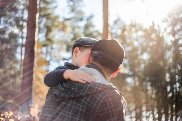 Baba Oğul Ormanda Sarılıp Kucaklaşıyorlar Mutlu Baba Çocuk Güneşli Bir — Stok fotoğraf