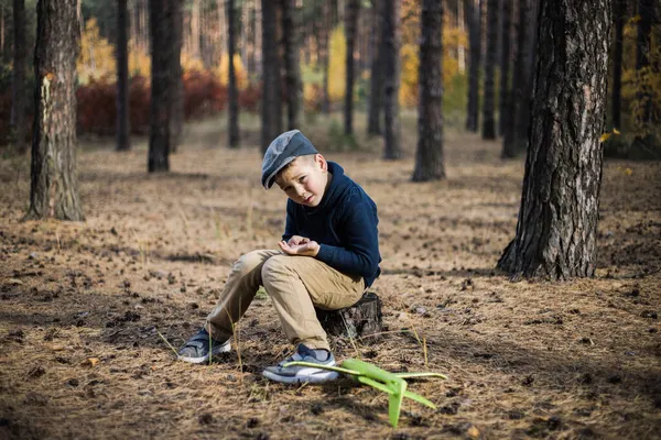 森の中で迷子になった少年 動揺した少年一人で座って — ストック写真