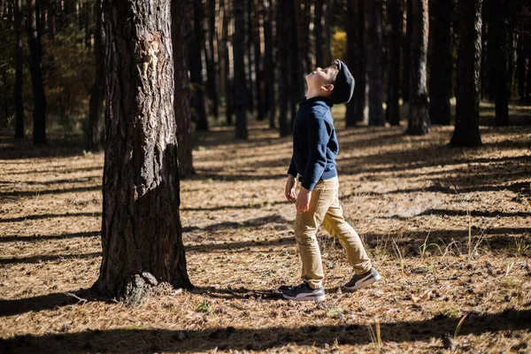 帽子の肖像画の少年 ハッピーキッドは屋外の公園で遊んでいます — ストック写真