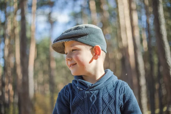 Портретный Мальчик Шляпе Happy Kid Играет Парке Открытом Воздухе — стоковое фото