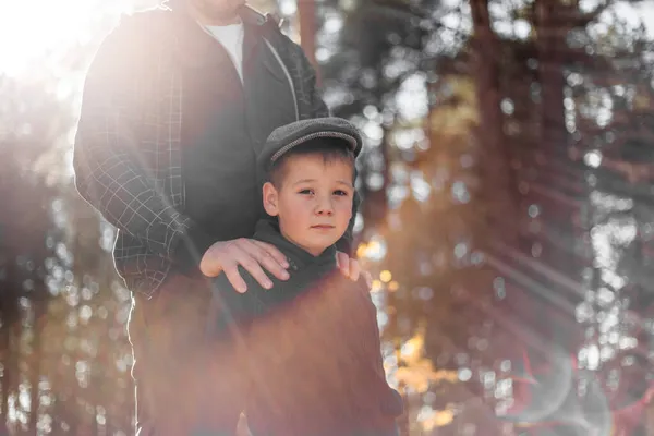 Padre Figlio Che Abbracciano Nel Parco Autunnale Poco Profondo Campo — Foto Stock