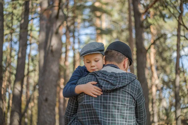 Baba Oğul Sonbahar Parkında Kucaklaşıyorlar Sığ Alan Derinliği Aktif Aile — Stok fotoğraf