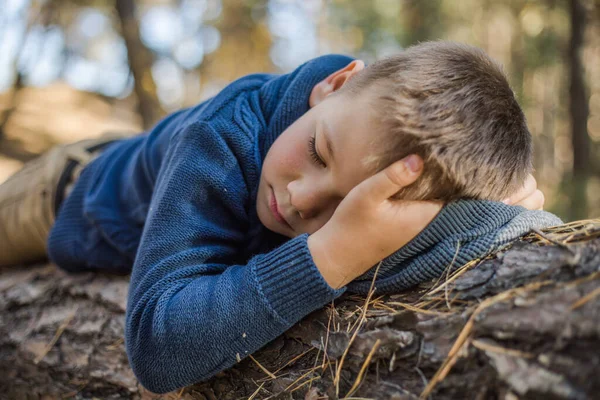 男の子バックパッカー自然の中でログに寝て 休日の概念旅行 選択的かつソフトフォーカス ヒップスタースタイルのトーンで時間をリラックス — ストック写真