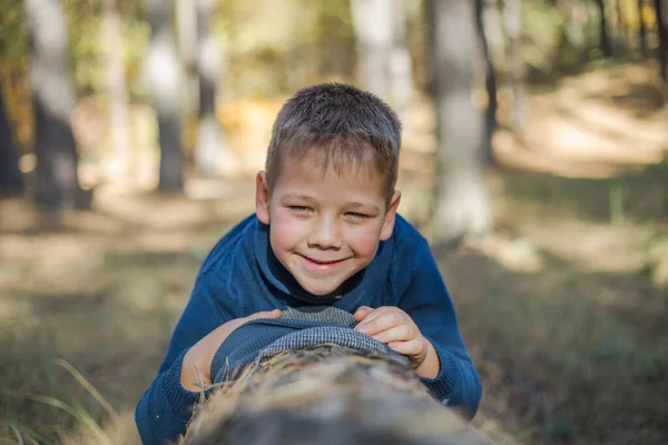 森林公園の肖像画の少年 ハッピーキッドは屋外の公園で遊んでいます — ストック写真