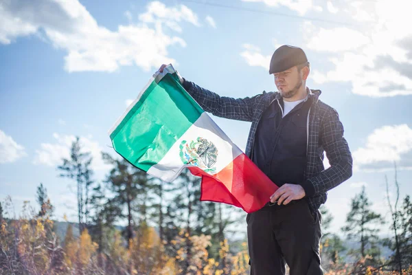 Mexikói Zászlót Tartó Férfi Szeptember Mexikó Függetlenség Napja Mexikói Függetlenségi — Stock Fotó