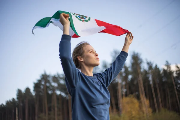 Ludzie Flagą Meksyku Września Dzień Niepodległości Meksyku Meksykańska Wojna Niepodległość — Zdjęcie stockowe