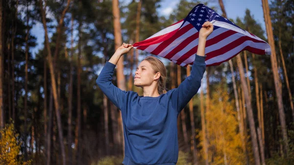 Gyönyörű Lány Amerikai Zászlóval Amerikai Zászló Kezében Meleg Nyári Erdőben — Stock Fotó