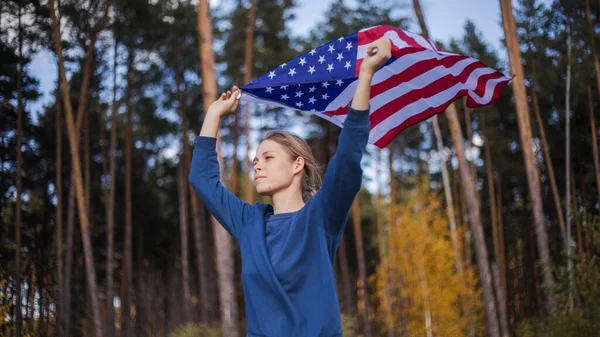 Gyönyörű Lány Amerikai Zászlóval Amerikai Zászló Kezében Meleg Nyári Erdőben — Stock Fotó