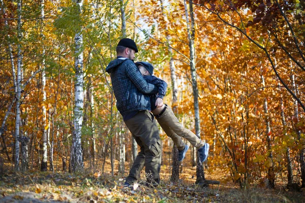 父と息子の秋の公園で フィールドの浅い深さに抱きつく アクティブな家族の休暇 — ストック写真