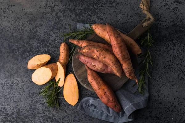 Batata Doce Fundo Tábua Madeira Perto Batatas Doces Cruas Batatas — Fotografia de Stock