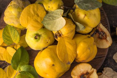 Ahşap bir arka planda ayva meyvesi. Sonbahar meyvelerini hasat et.