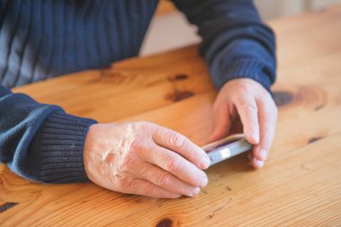 Üst düzey işadamı cep telefonu kullanıyor. Eline odaklan. Mutlu yaşlılar toplumu yaşam tarzı teknoloji kavramı.