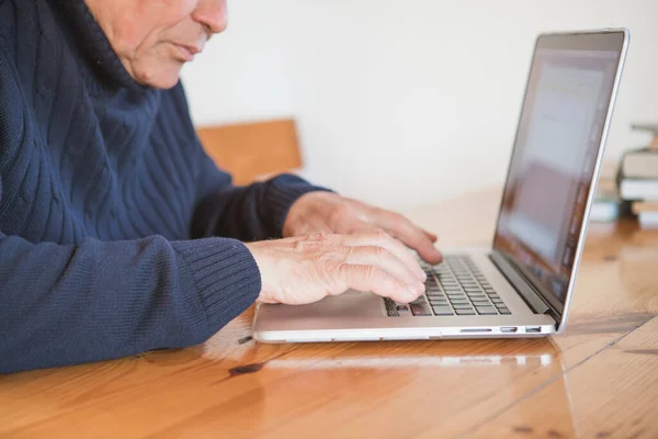 キーボードの古い手 退職者はコンピュータを使うことを学ぶ — ストック写真