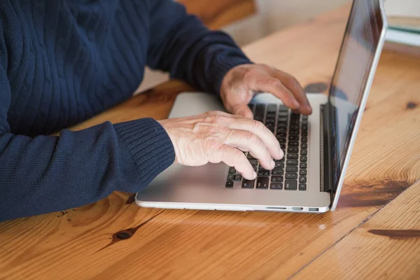 Staré Ruce Klávesnici Osoba Důchodu Naučí Používat Počítač — Stock fotografie