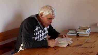 Kıdemli adam bir kitap okuyor. Rahatlama, rahatlama, eğitim.. 