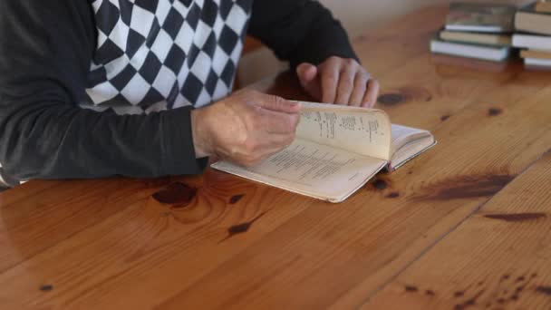 Un hombre mayor está leyendo un libro. Relajante, ocio, educación. — Vídeos de Stock