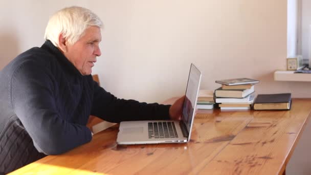 Senior mand vinke hånd holder digital tablet computer videokonference opkald – Stock-video