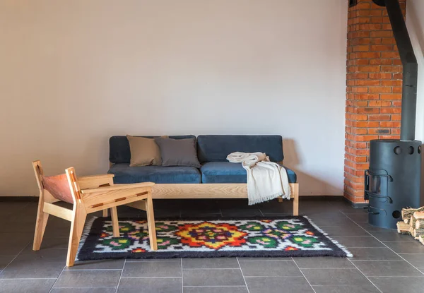 现代风格的客厅 家庭内部 房子设计 简约的公寓 舒适的沙发扶手椅装饰 当代室内餐桌 — 图库照片