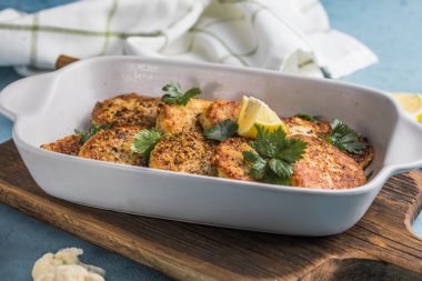 Mutfak masasında vejetaryen sebzeli börek var. Kızarmış vejetaryen pirzolası ya da krep. Fast food konsepti.