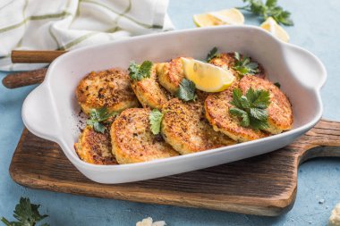 Mutfak masasında vejetaryen sebzeli börek var. Kızarmış vejetaryen pirzolası ya da krep. Fast food konsepti.