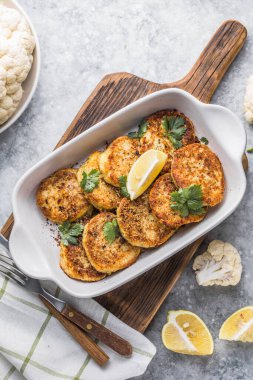 Mutfak masasında vejetaryen sebzeli börek var. Kızarmış vejetaryen pirzolası ya da krep. Fast food konsepti.