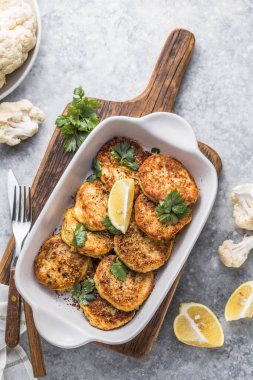 Mutfak masasında vejetaryen sebzeli börek var. Kızarmış vejetaryen pirzolası ya da krep. Fast food konsepti.